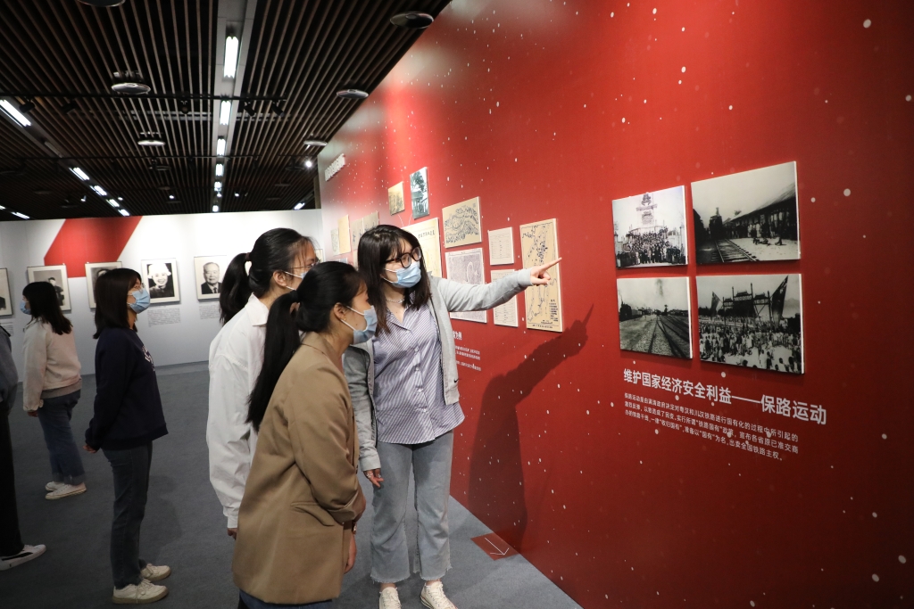 学生们正在观展。受访单位供图 华龙网-新重庆客户端发 34141649907457_.pic_hd