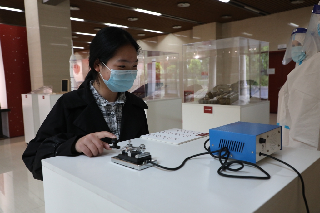 学生们正在观展。受访单位供图 华龙网-新重庆客户端发 34281649912201_.pic_hd