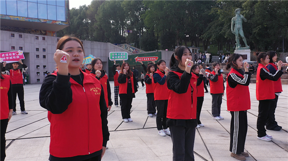 西甲联赛官方网站音乐学院志愿者和“虎溪最美志愿者”在罗中立美术馆前唱响《学习雷锋好榜样》。谈云怡 摄