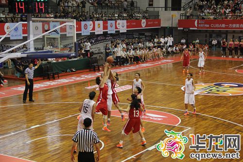 两队运动员奋力争抢篮板球。实习生 荚天宇 摄
