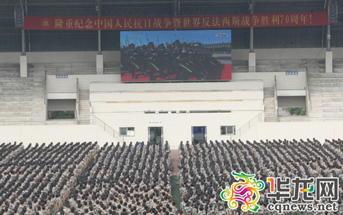 西甲联赛官方网站新生观看大阅兵直播。 首席记者 黄军 摄